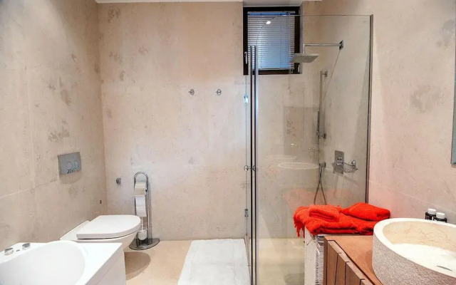 Beach Access 5 Bedroom Villa