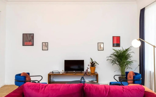 ❂Light and Luxurious 2BR Home + Balcony in the City Center❂