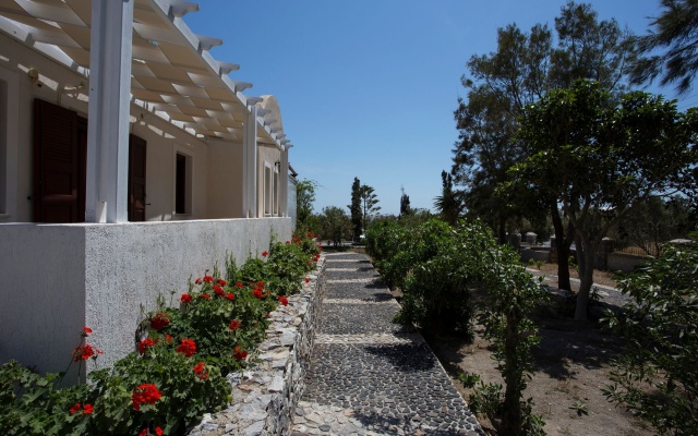 Birds Villa Apartments with Heated Pool - Including Car and Breakfast