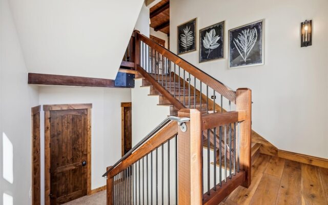 Northwoods 5 Bedroom Home by RedAwning