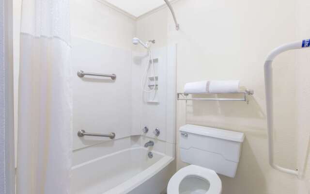 Days Inn & Suites by Wyndham Marshall