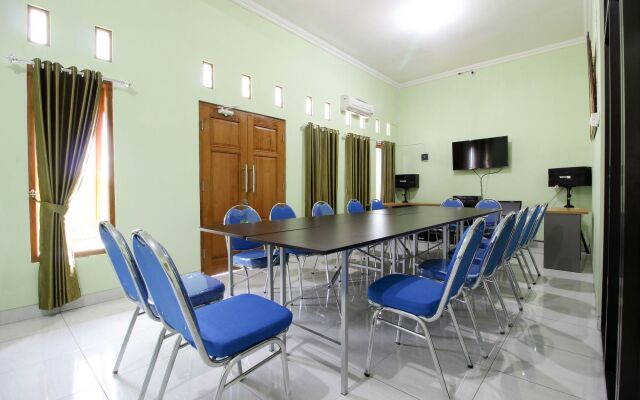 RedDoorz Plus near Taman Sari