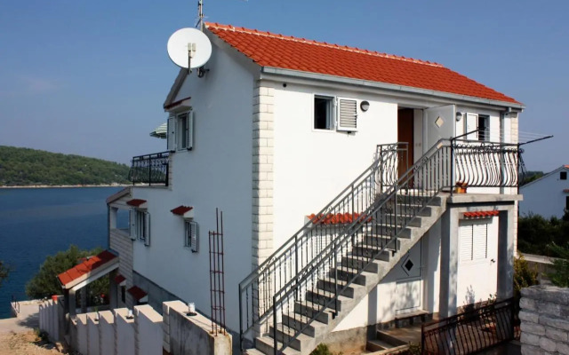 Apartments by the sea Necujam, Solta - 5182