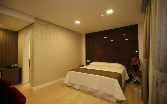 Holiday & Business Hotel - Ao lado do Centro de Eventos e Arena Conda