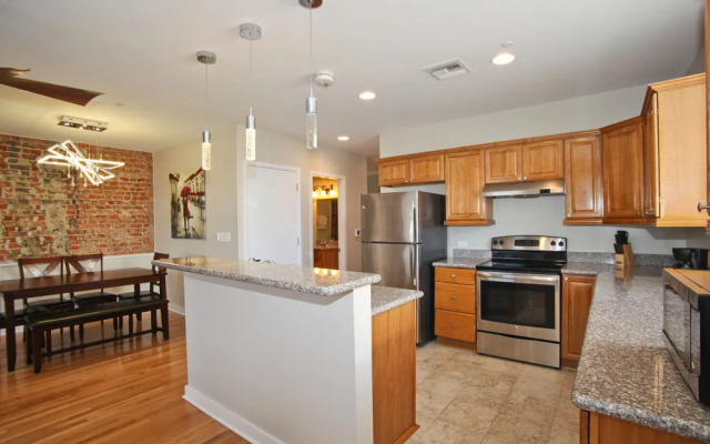 Hosteeva French Quarter Luxury Condo