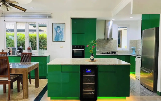 Hidden Villa Oasis Private Pool 2km to Beach&mall