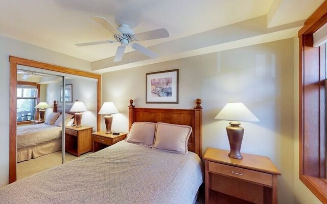 2307- Two Bedroom + Den Deluxe Eagle Springs East 2 Hotel Room by RedAwning