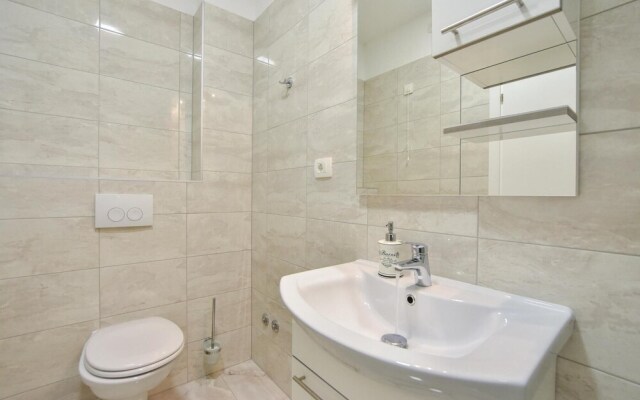 Nice Home in Duce With Wifi and 10 Bedrooms