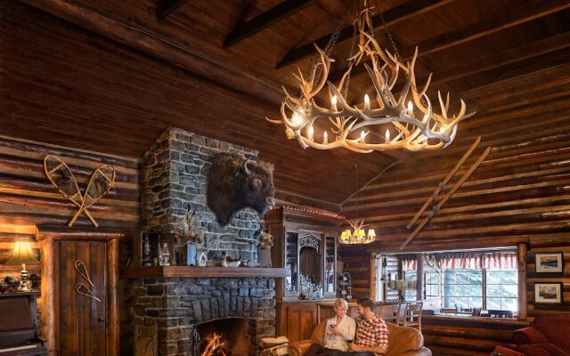 Storm Mountain Lodge Cabins & Dining
