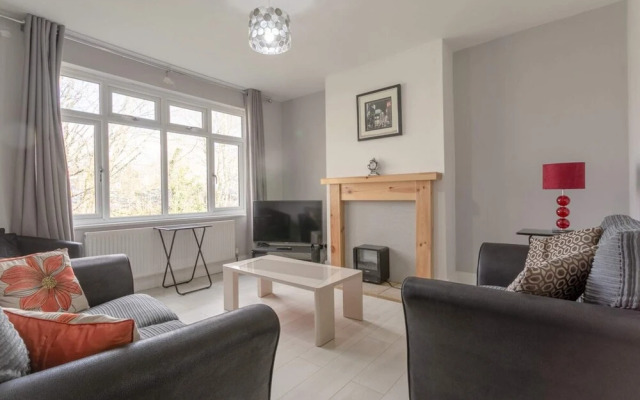 Modern 2 Bedroom Apartment in Morden