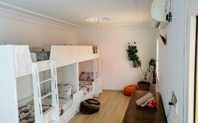 Cozy White House - Hostel