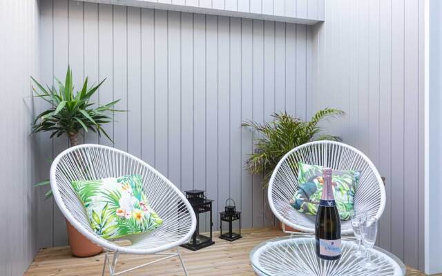 Bright 2BR Loft With a Quiet Patio
