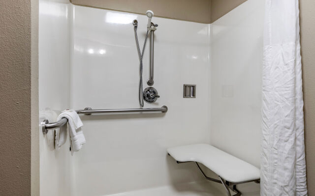 Quality Inn & Suites MidAmerica Industrial Park Area