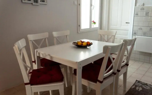 Designer Apartment in heart of city - River view!