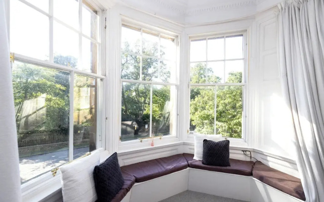 Delightful 3-bed Flat with Parking
