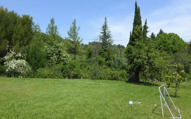 Apartment in Malauctne With Garden