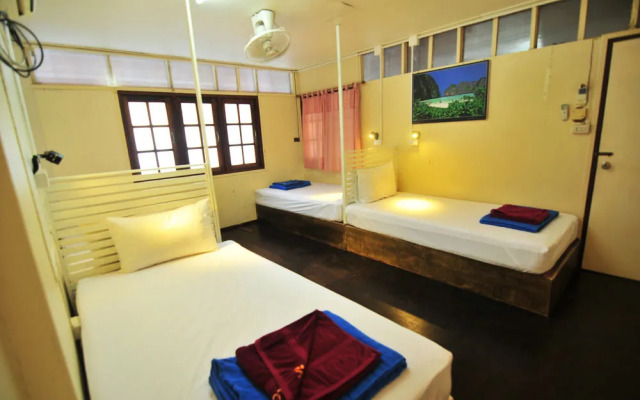Phi Phi October House