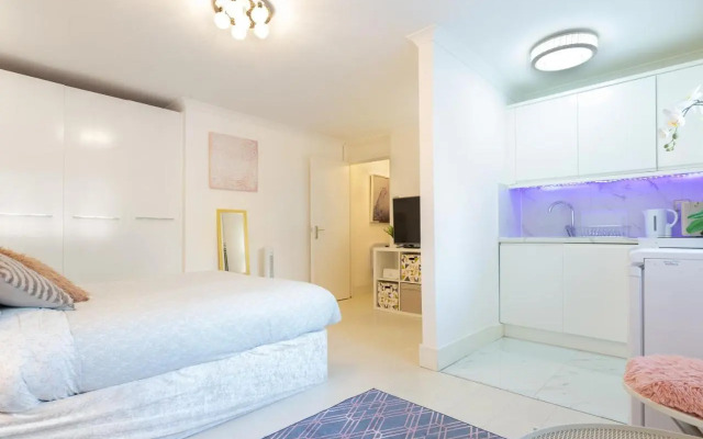 Modern apartment close to central London (zone 2)