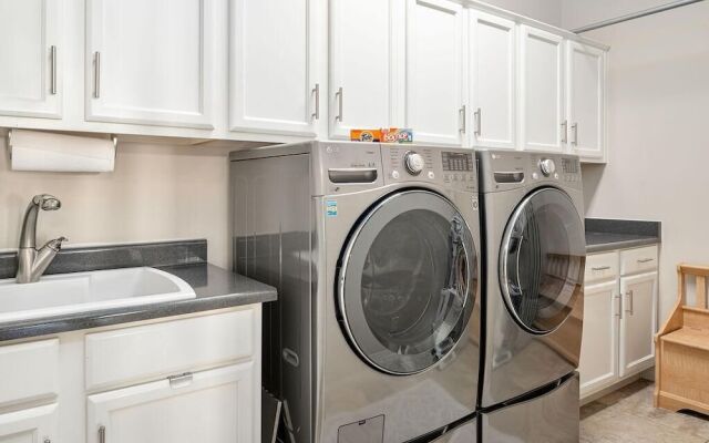 Minnezona Elegant Home w Poolside Retreat