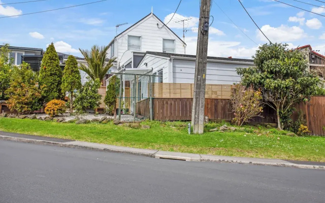Coastal Living Retreat close to Beaches