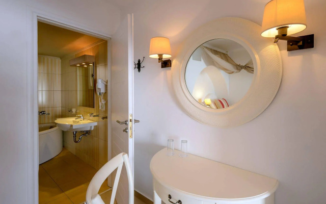 Aspalathras White Hotel