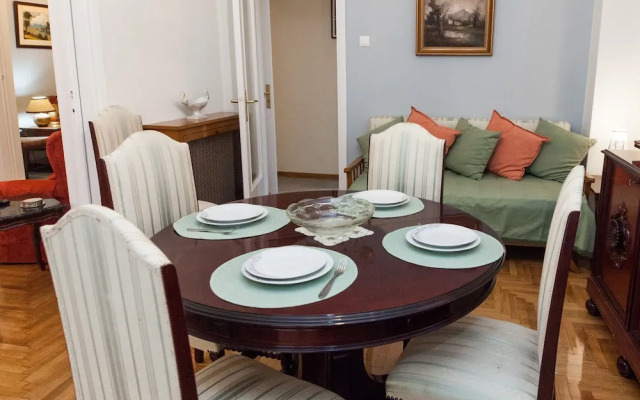 Beautiful Retro Apt in Koukaki