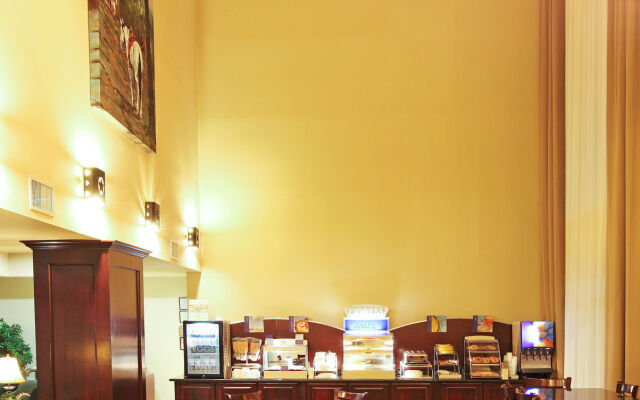 Holiday Inn Express & Suites Marshall by IHG