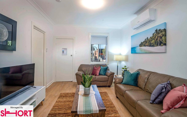 Bright, Cosy Cottage near CBD- Free wifi, Netflix and Disney Plus – Guest Rooms – Orange