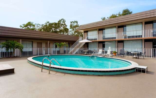 Days Inn by Wyndham St. Petersburg Central