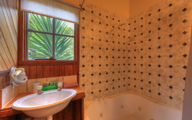 Stanley Lakeside Spa Cabins