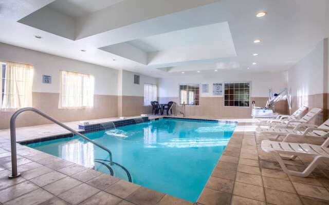 La Quinta Inn & Suites by Wyndham Columbus TX