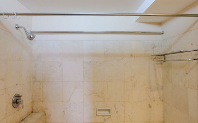 Homey And Spacious 3Br Apartment At Braga City Walk