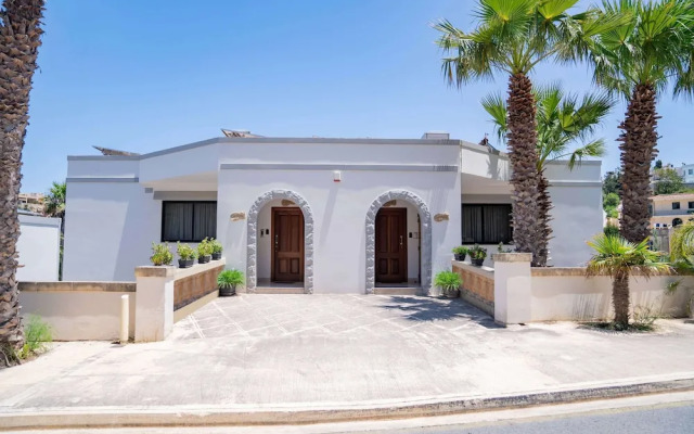 Villa Gardenia - 5 Bedroom Holiday Villa With Pool