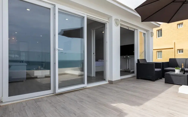 Sea View Apartment 2 Min Walk From the Beach