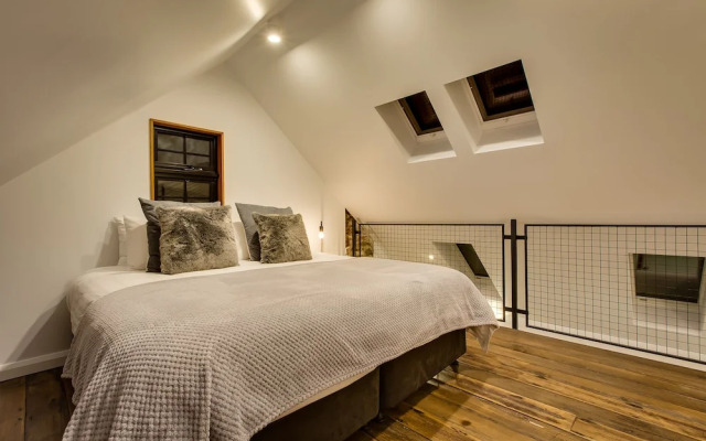 White Room Apartments