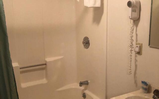 Sara Placid Inn & Suites