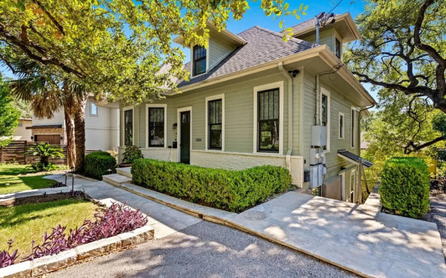 Style & Serenity - Steps Away From South Congress