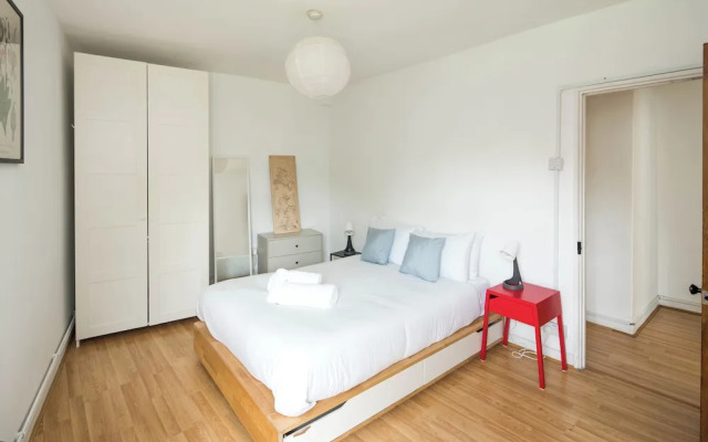 Stylish 2BD Flat with Balcony Near Stepney Green