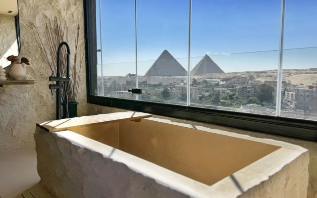 The 2 BDR Pyramids Vista w/ Bathtub