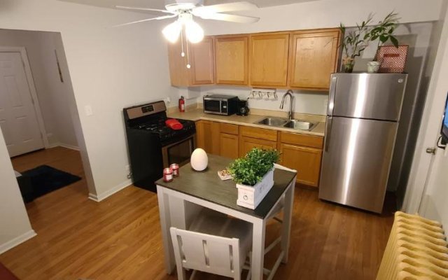 Cozy 1 bedroom, 1 min from Irving Park Blue line, free parking