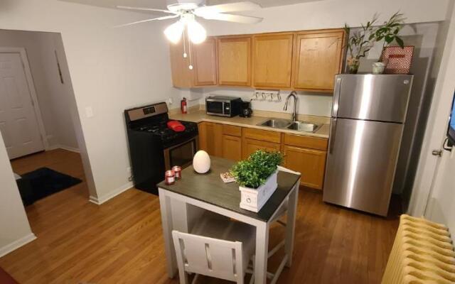 Cozy 1 bedroom, 1 min from Irving Park Blue line, free parking