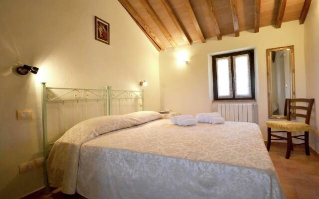 Villa with Private Pool near Cortona in Calm Countryside & Hilly Landscape