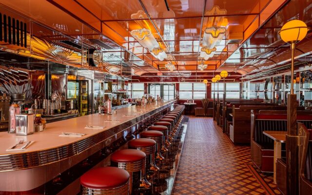 Lafayette Hotel & Club