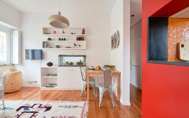 Sunny Renovated Apt With AC, By TimeCooler