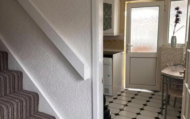 3-bed City Retreat - Sleeps 7, Garden & Parking