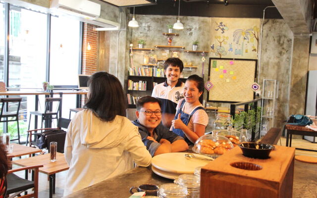 Thonglor Travellers Hostel & Cafe