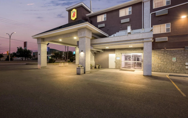 Super 8 by Wyndham Saskatoon Near Saskatoon Airport