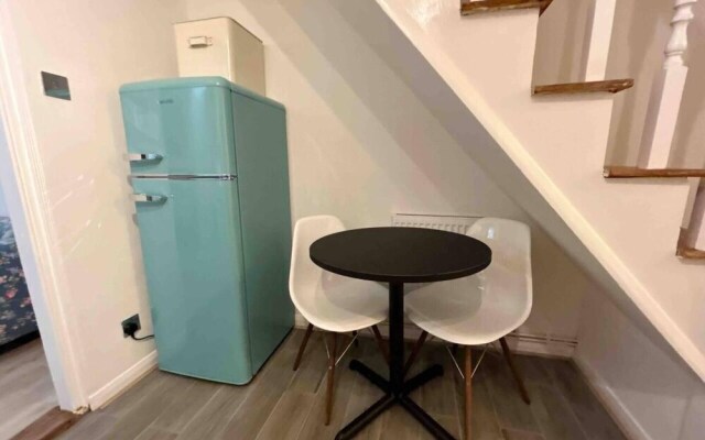 Essex 2-bed House nr Stanstead With Arcade Machine