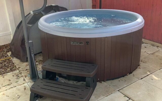 Cute Cozy Bungalow Down Town Jacuzzi