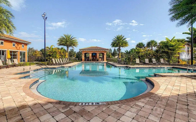 King Bed and Close to Disney